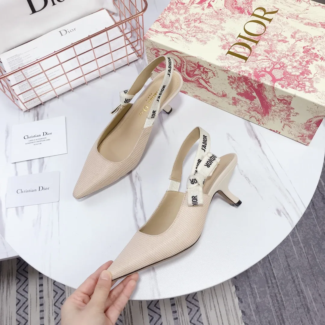 👟👟Ex-factory price 480👟👟 Women's shoes, women's clothing, special material👟👟Ex-factory price 400👠👠✨ ✨ Dior's popular sandals are new🔥 🔥 The same style of the year's most popular Internet celebrities and celebrities💁 💁. The fabric is imported; calf patent leather (special material), the lining and feet are made of calf leather lining🐑. Original molded heel, heel height 10Cm 6.5cm💘 flat bottom 1.5cm, original molded metal outsole with five-pointed star LOGO mark✨. Original bow, 💅 Italian leather outsole. 👄💋 Full set of packaging (clamshell box, cloth bag, card, invoice, one-to-one wrapping paper) 34 40 41 customized